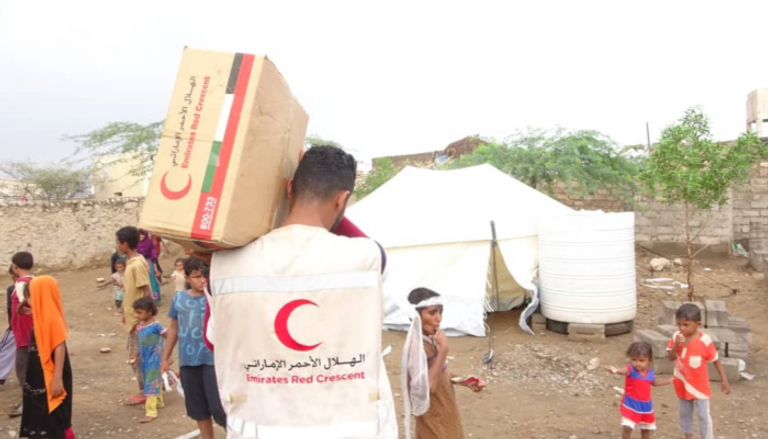الهلال الأحمر الإماراتي يقدم مساعدات إغاثية لأهالي حيس اليمنية