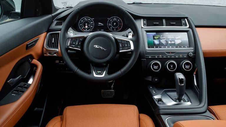 نسخة Checkered Flag الجديدة من طراز E-pace 