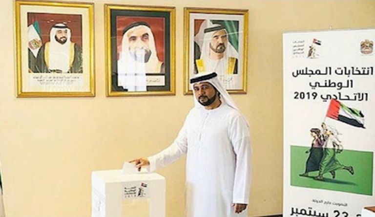 أول مواطن إماراتي يصوت في الانتخابات
