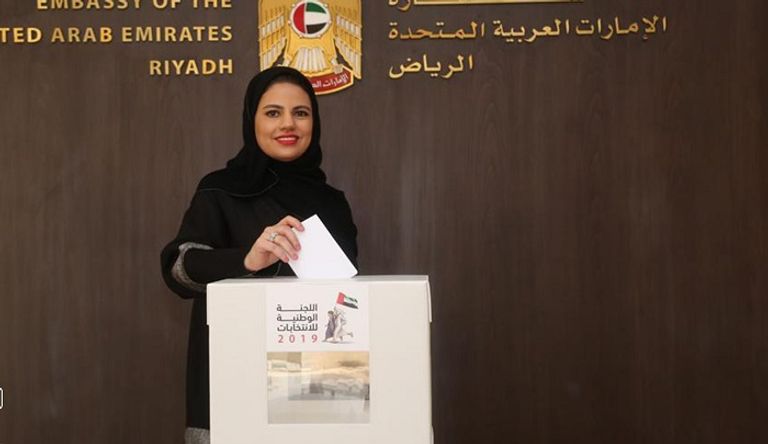 أول مواطن إماراتي يصوت في الانتخابات