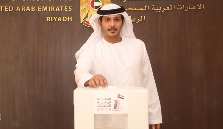 أول مواطن إماراتي يصوت في الانتخابات