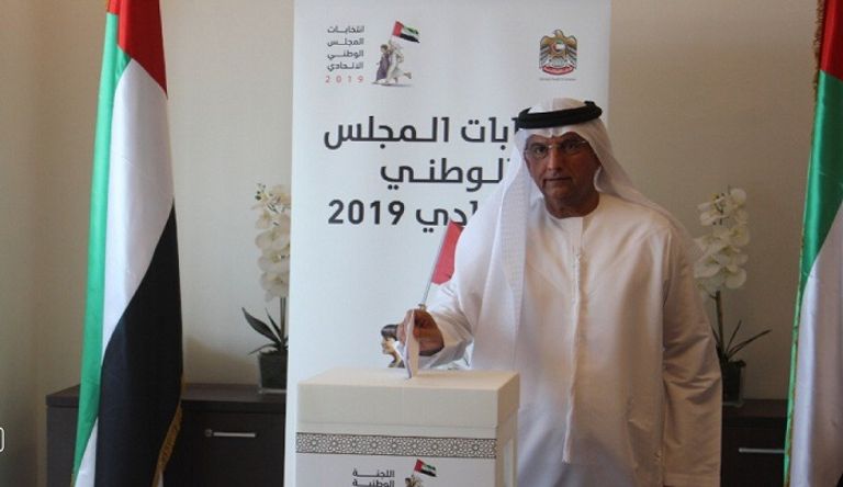أول مواطن إماراتي يصوت في الانتخابات