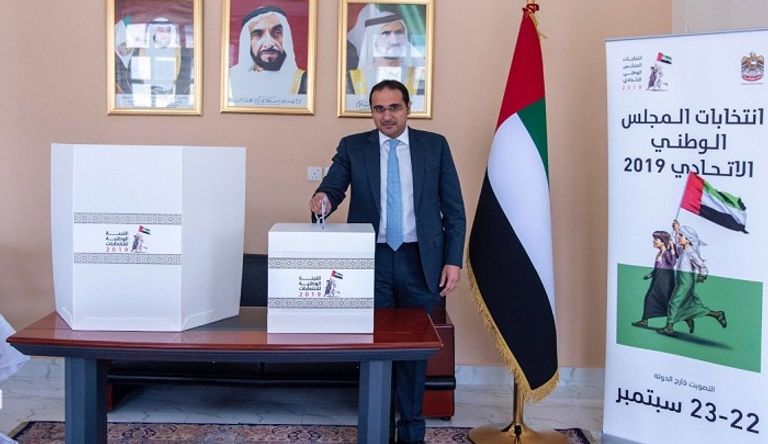 أول مواطن إماراتي يصوت في الانتخابات
