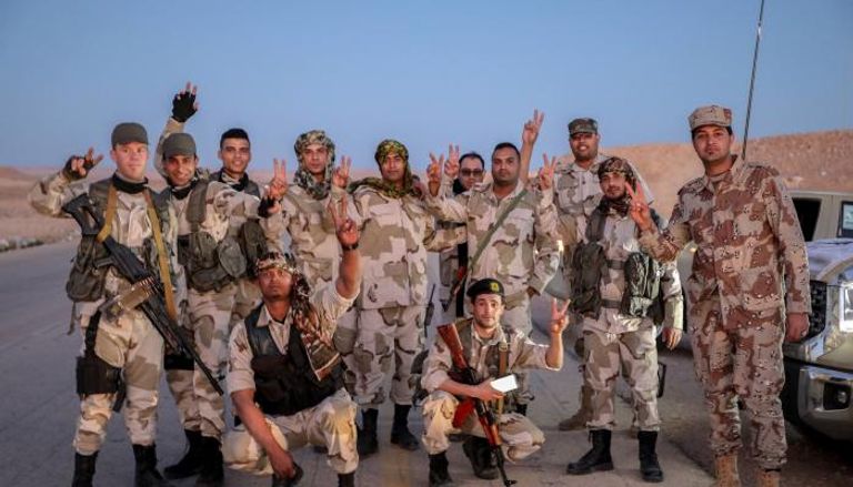 عناصر من الجيش الليبي تلوح بعلامات النصر في طرابلس- أرشيفية