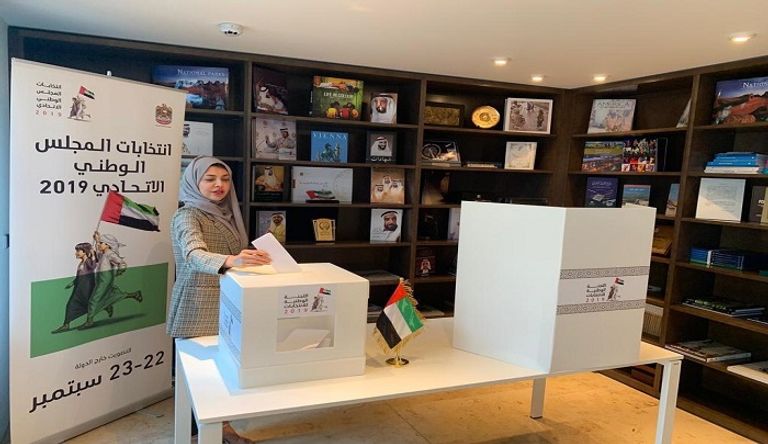 أول مواطن إماراتي يصوت في الانتخابات