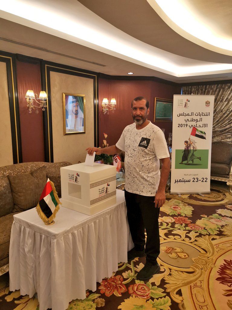 أحد الناخبين يدلي بصوته في سفارة الإمارات لدى بانكوك أول مواطن إماراتي يصوت في الانتخابات