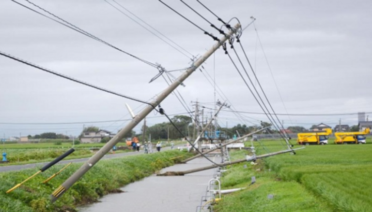 إعصار يتسبب في سقوط الأعمدة الكهربائية باليابان - رويترز