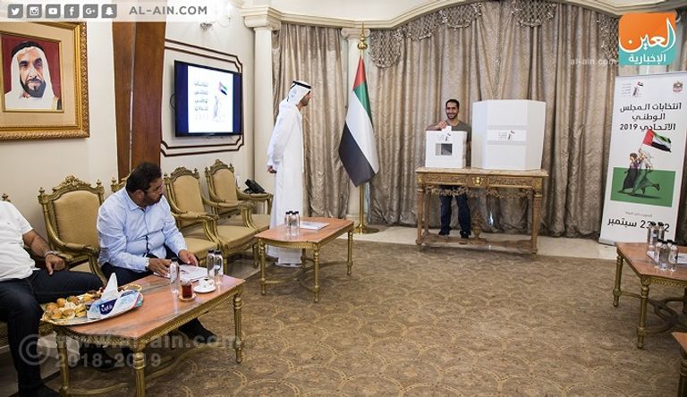 ناخب يدلي بصوته في الانتخابات