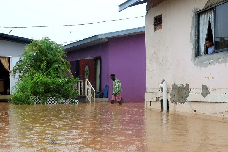 آثار عاصفة ممطرة تسببت فيها "كارين" في باراتاريا بترينيداد وتوباجو