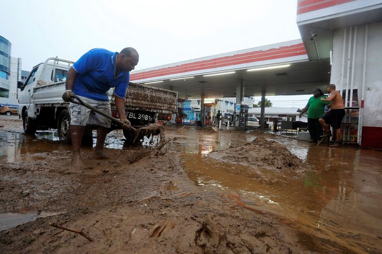 آثار عاصفة ممطرة تسببت فيها "كارين" في باراتاريا بترينيداد وتوباجو