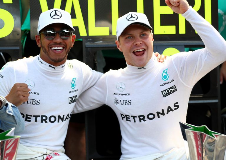 هاميلتون مع أحد رفاقه لويس هاميلتون