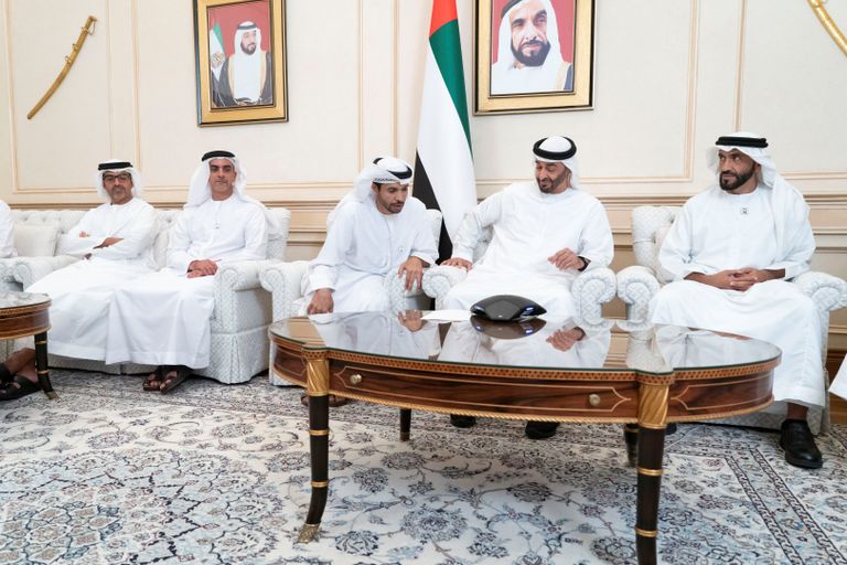 محمد بن زايد يطمئن على استعدادات أول رائدي فضاء إماراتيين
