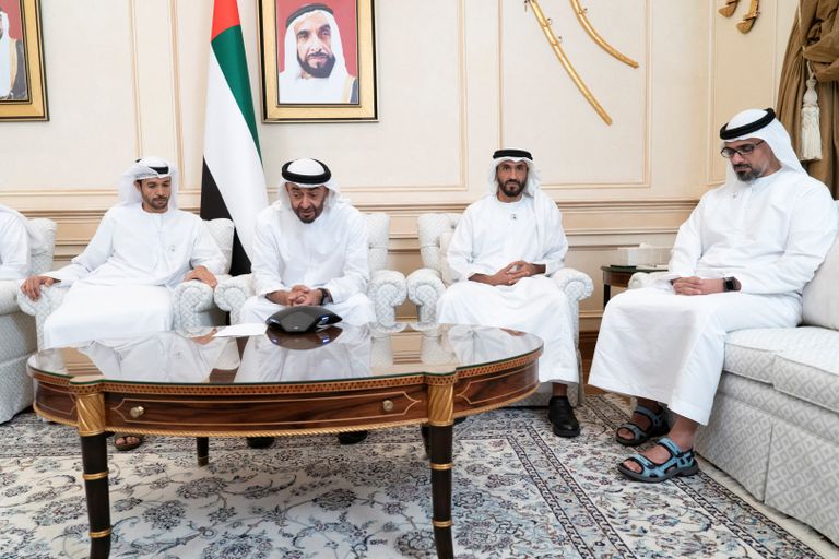 محمد بن زايد يطمئن على استعدادات أول رائدي فضاء إماراتيين