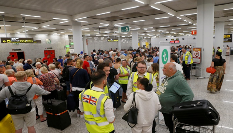 سياح بريطانيون عالقون في مطارات العالم - رويترز