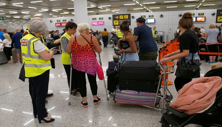 سياح بريطانيون عالقون في مطارات العالم - رويترز