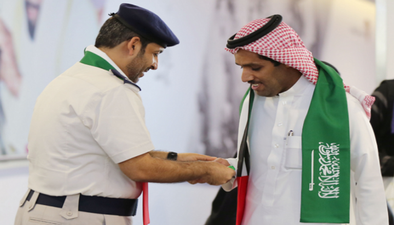 شرطة أبوظبي تستقبل السعوديين بالأعلام والهدايا - أرشيفية