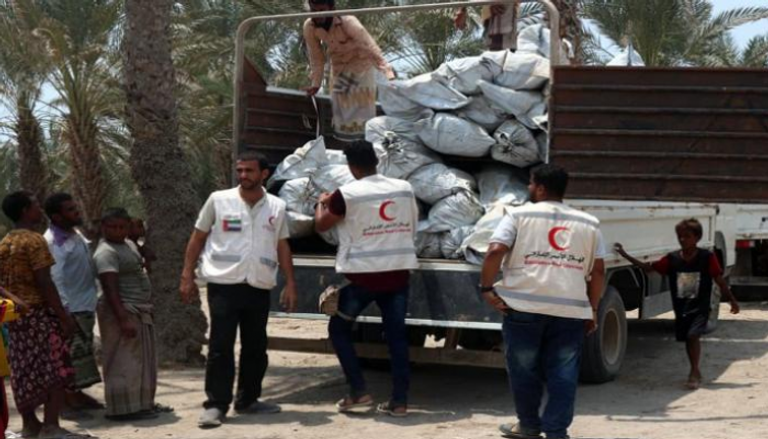 الهلال الأحمر الإماراتي يوزع مساعدات في اليمن