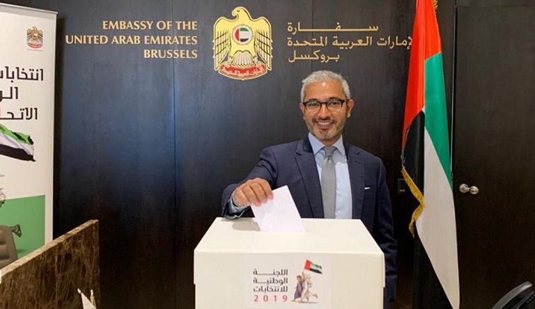 ناخب يدلي بصوته في بروكسل