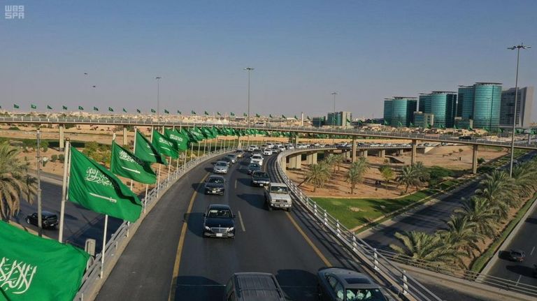 أعلام السعودية ترفرف في شوارع الرياض