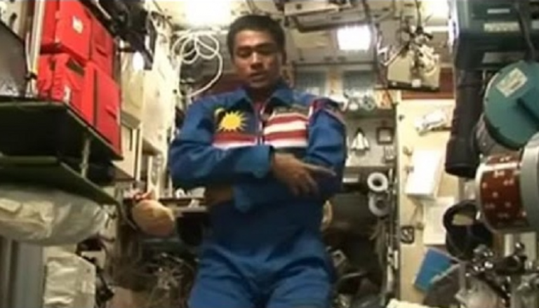 رائد الفضاء الماليزي أثناء الصلاة 