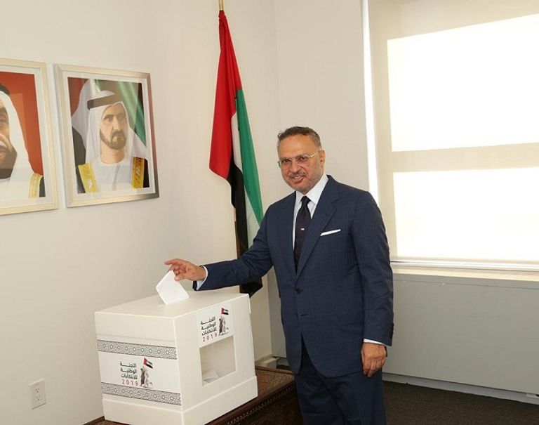 ناخبون إماراتيون يدلون بأصواتهم في الانتخابات