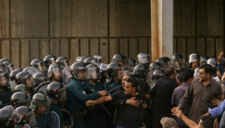 اشتباكات بين الوحدات الشرطية الخاصة وعمال إيرانيين - أرشيفية