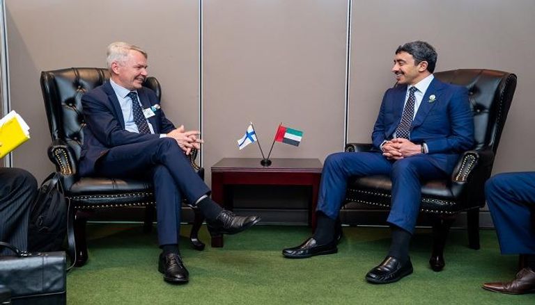 وزير الخارجية والتعاون الدولي الإماراتي مع وزير خارجية فنلندا