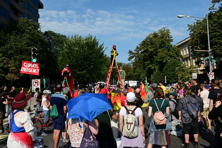 جانب من احتجاجات نشطاء البيئة