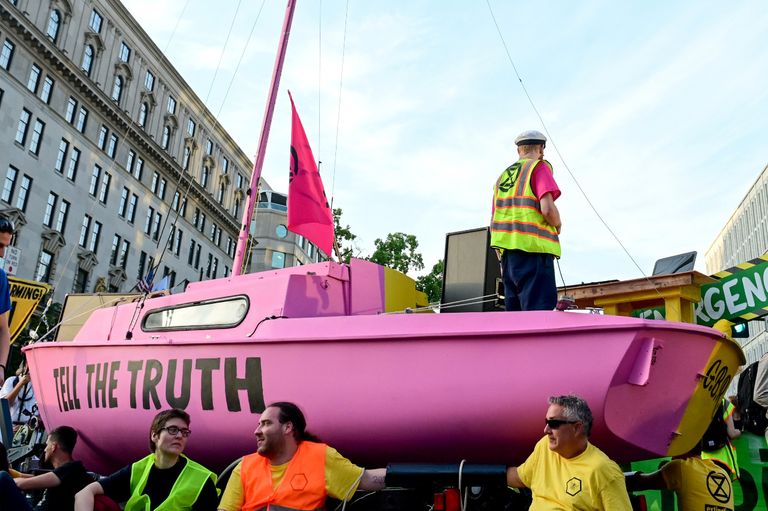 جانب من احتجاجات نشطاء البيئة