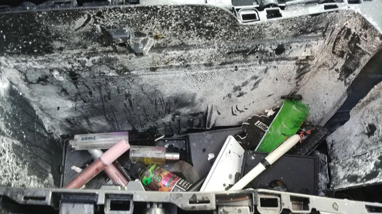 عبوة شامبو جاف تتسبب في انفجار سقف سيارة