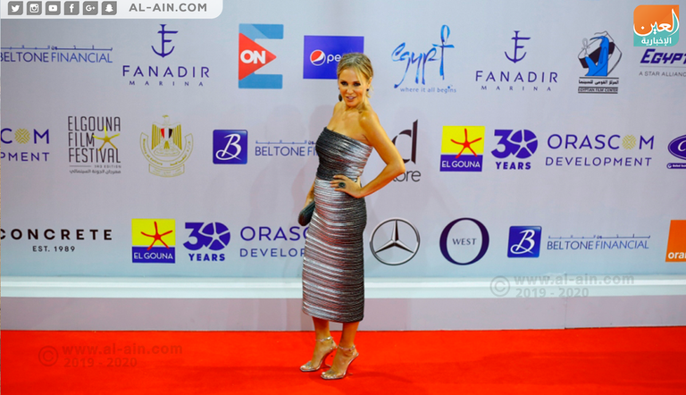 الفنانتان هند صبري وبشرى قبل عرض 