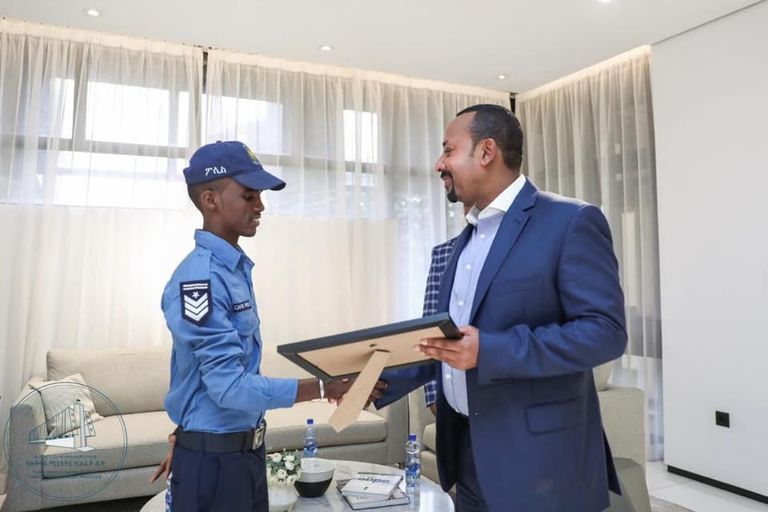 رئيس الوزراء الإثيوبي آبي أحمد مع الشرطي الأمين