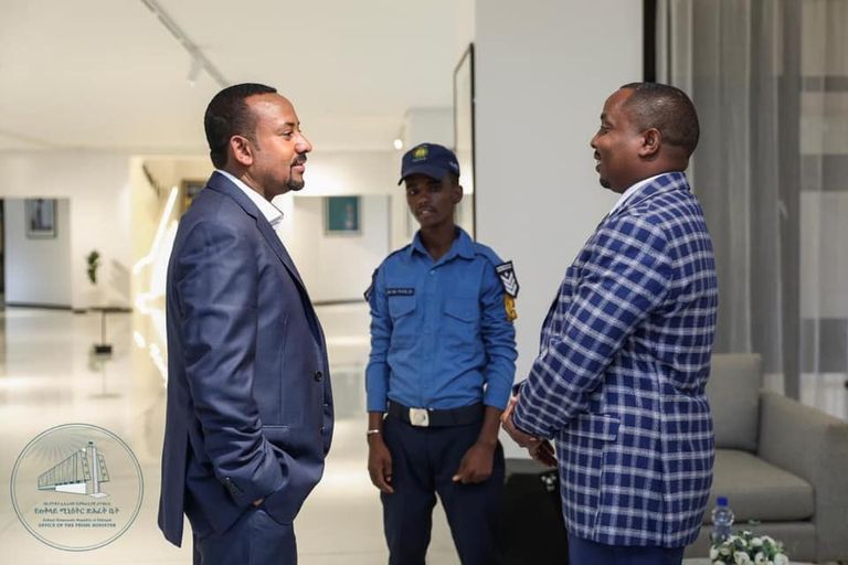 رئيس الوزراء الإثيوبي آبي أحمد مع الشرطي الأمين