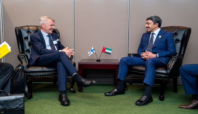 وزير الخارجية والتعاون الدولي الإماراتي مع وزير خارجية فنلندا