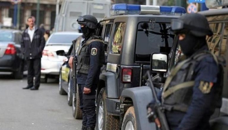 عنصران من الأمن المصري في أحد شوارع القاهرة