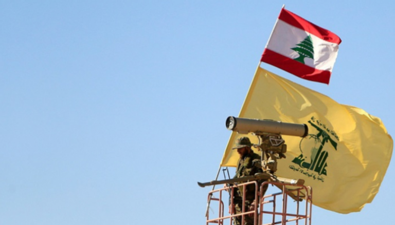 عنصر تابع لحزب الله الإرهابي على الحدود اللبنانية السورية