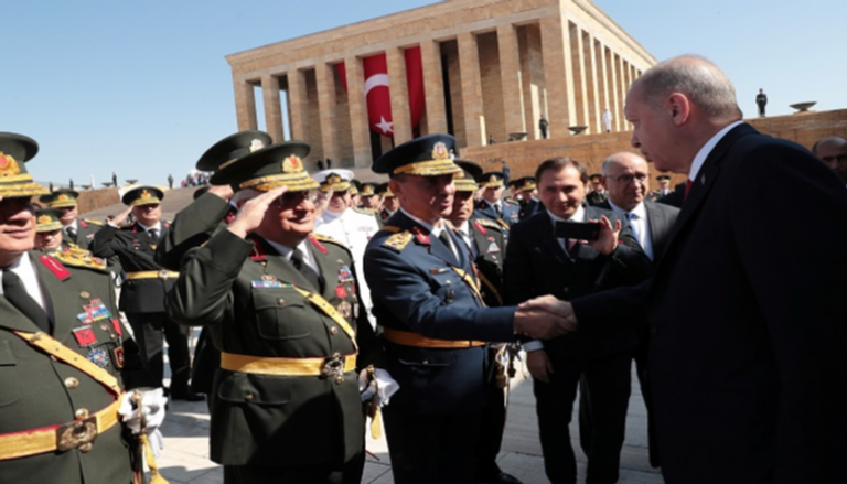 رجب طيب أدوغان يصافح قادة الجيش التركي