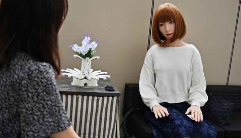 علماء يابانيون على ثقة أن الإنسان والروبوت سيصبحان صديقين