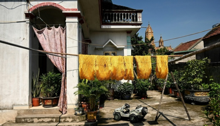 خيوط الحرير تجفف في باحة منزل في بلدة كو تشات بفيتنام 