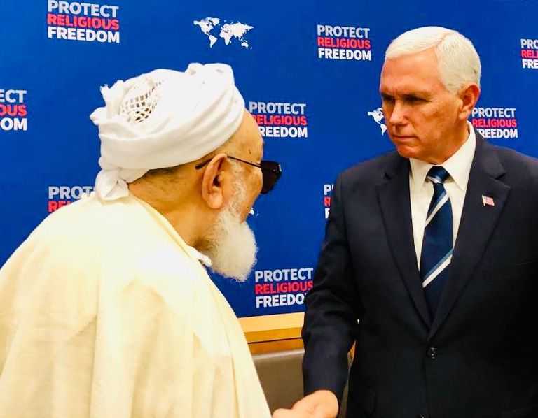 الشيخ عبدالله بن بيه خلال لقائه مايك بنس