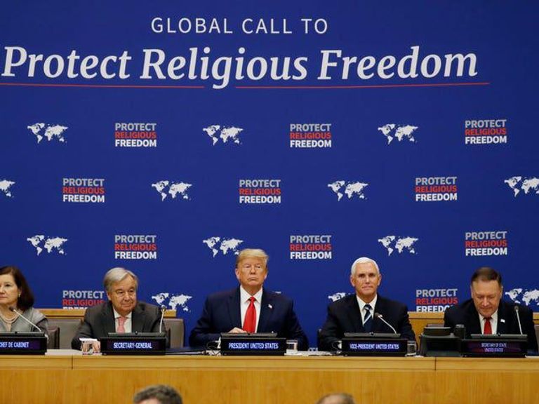 الشيخ عبدالله بن بيه خلال لقائه مايك بنس