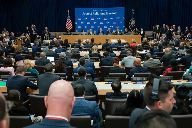 الشيخ عبدالله بن بيه خلال لقائه مايك بنس