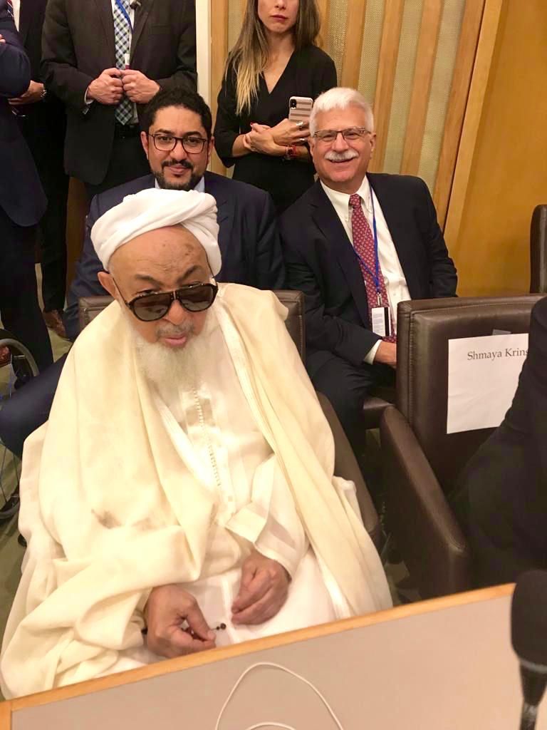 الشيخ عبدالله بن بيه خلال لقائه مايك بنس