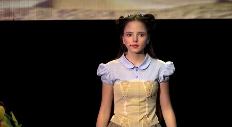 فرقة رومانوف تقدم العرض