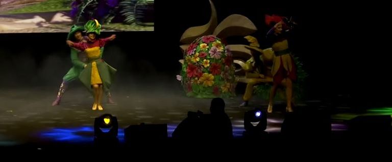 فرقة رومانوف تقدم العرض