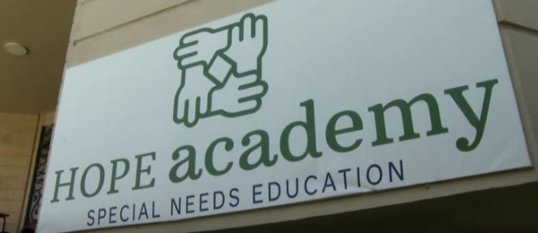 طلاب في أكاديمية هوب (الأمل)