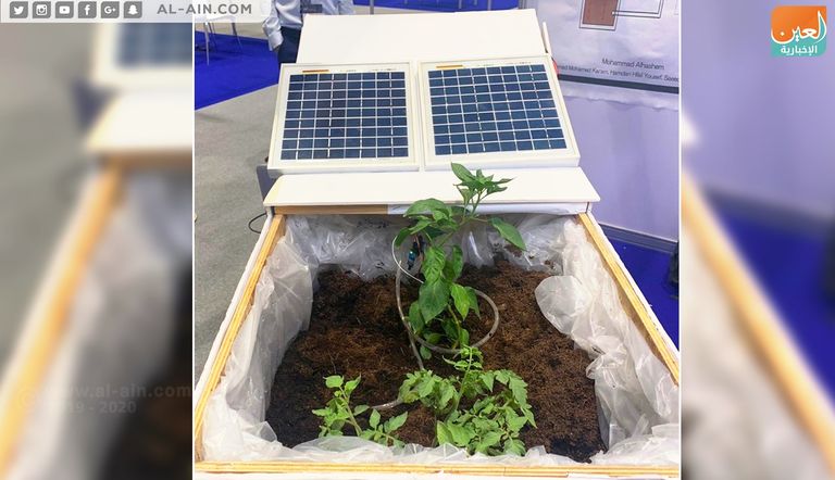 طالبان إماراتيان يعرضان جهاز الري الذكي 