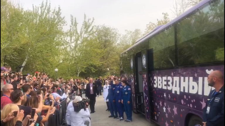 الإمارات تحقق حلم الفضاء.. المنصوري يصل المحطة الدولية