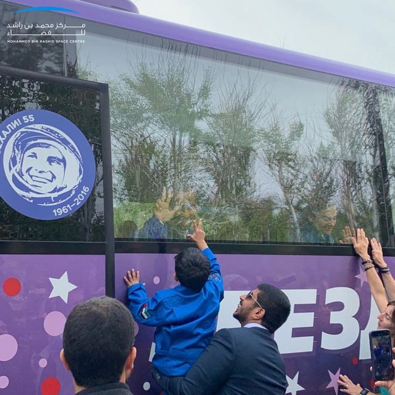 ابن رائد الفضاء الإماراتي هزاع المنصوري أثناء توديع والده