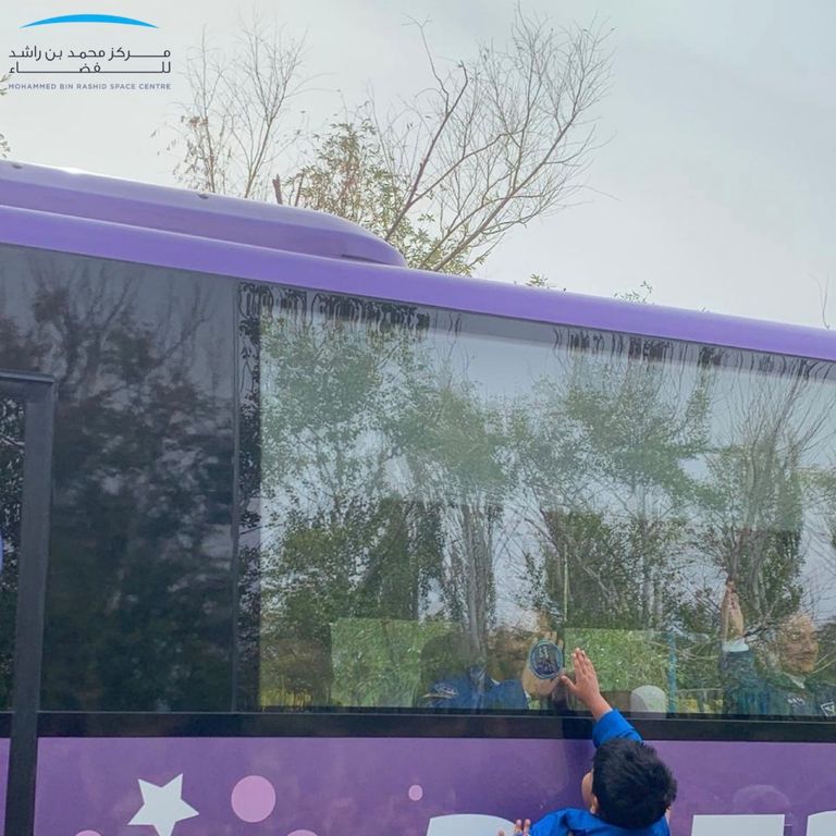 ابن رائد الفضاء الإماراتي هزاع المنصوري أثناء توديع والده